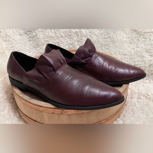 EUC Bueno Leather Burcu Women's Ruffle Flats Shoes Red Burgundy Size 10.5/ EU 41